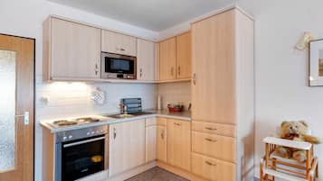 Wasserkocher mit Kaffee-/Teezubehör, Kühlschrank, Mikrowelle, Ofen