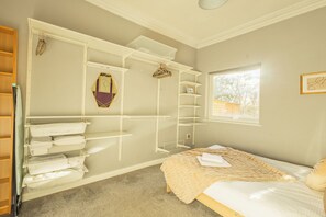 1 chambre, fer et planche à repasser, accès Internet, draps fournis