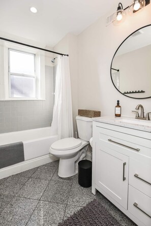 Une salle de bain avec une baignoire, des toilettes et un lavabo.