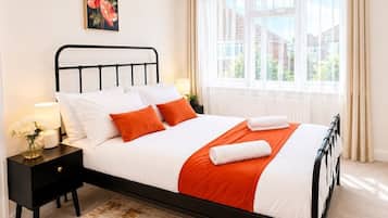 5 bedrooms, iron/ironing board, WiFi, bed sheets