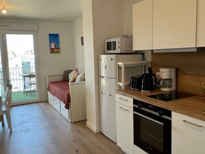 Fridge, microwave, oven, stovetop - Modern apartment, pets allowed - 4 guests (Dives-sur-Mer)