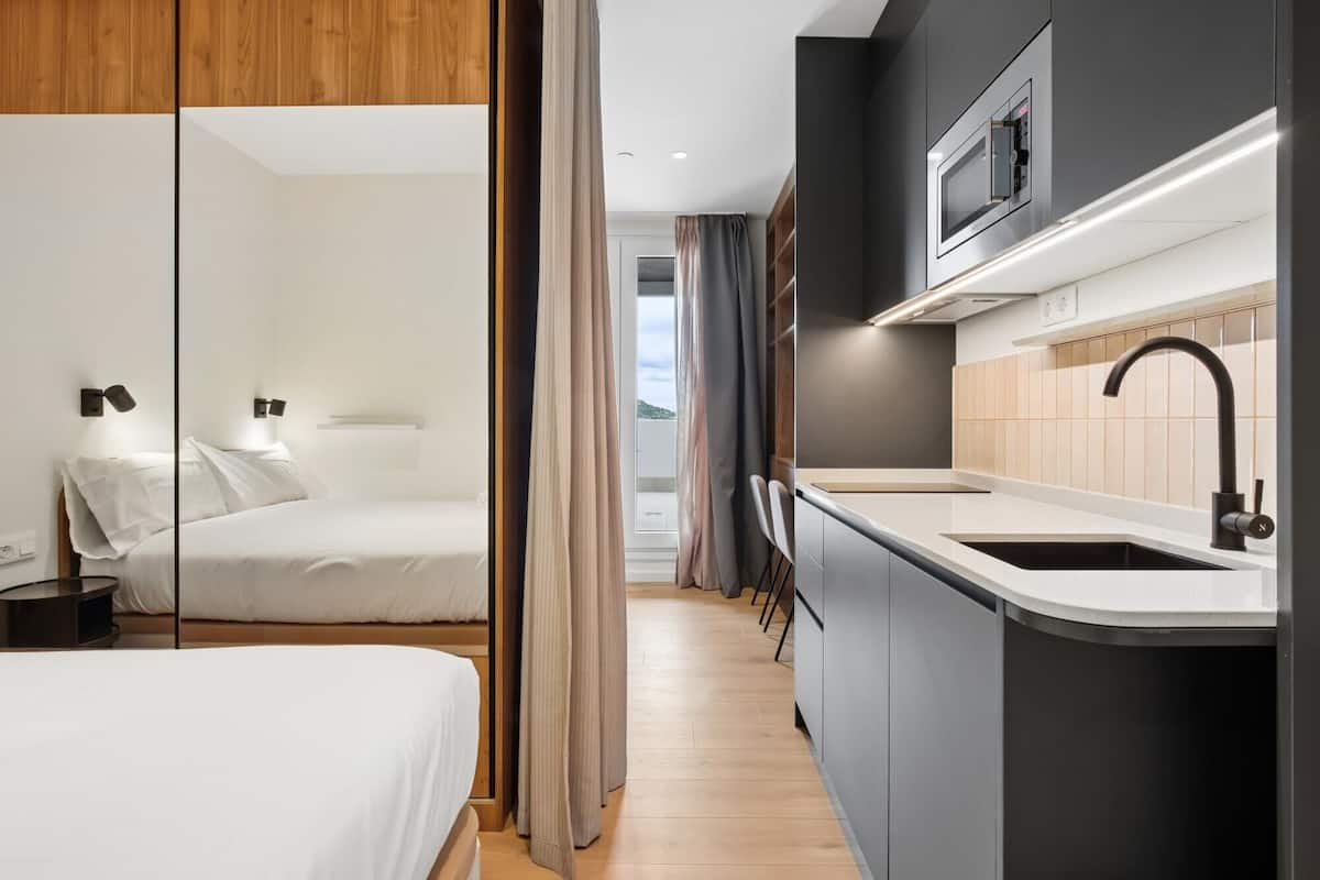 Premium Studio | Desk, laptop workspace, free WiFi