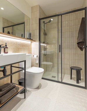 Superior Studio | Bathroom | Shower, hair dryer, towels, soap - Be Casa Barakaldo (Baracaldo)