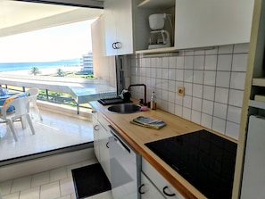Wasserkocher mit Kaffee-/Teezubehör, Kühlschrank, Mikrowelle, Herdplatte