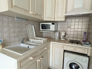 Wasserkocher mit Kaffee-/Teezubehör, Kühlschrank, Mikrowelle