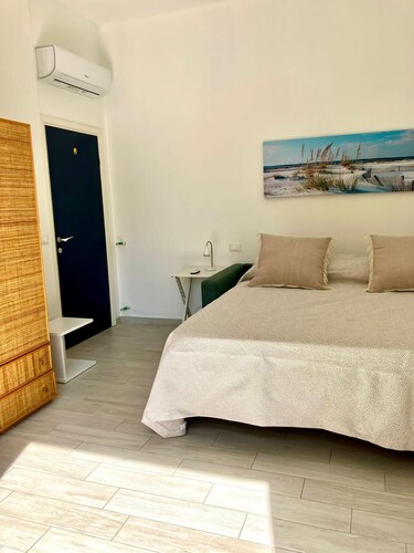 RAGGIO DI SOLE: STUDIO APARTMENT JUST A STONE'S THROW FROM THE BEACH