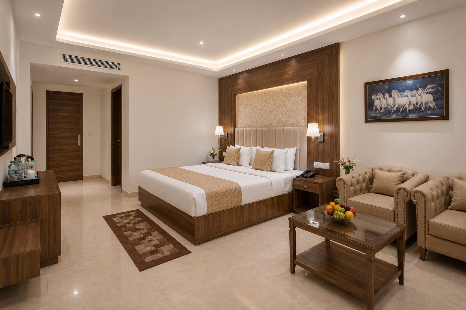 Habitación de hotel con una cama grande, un área de descanso con dos sofás, una mesa de centro de madera y un cuadro en la pared.
