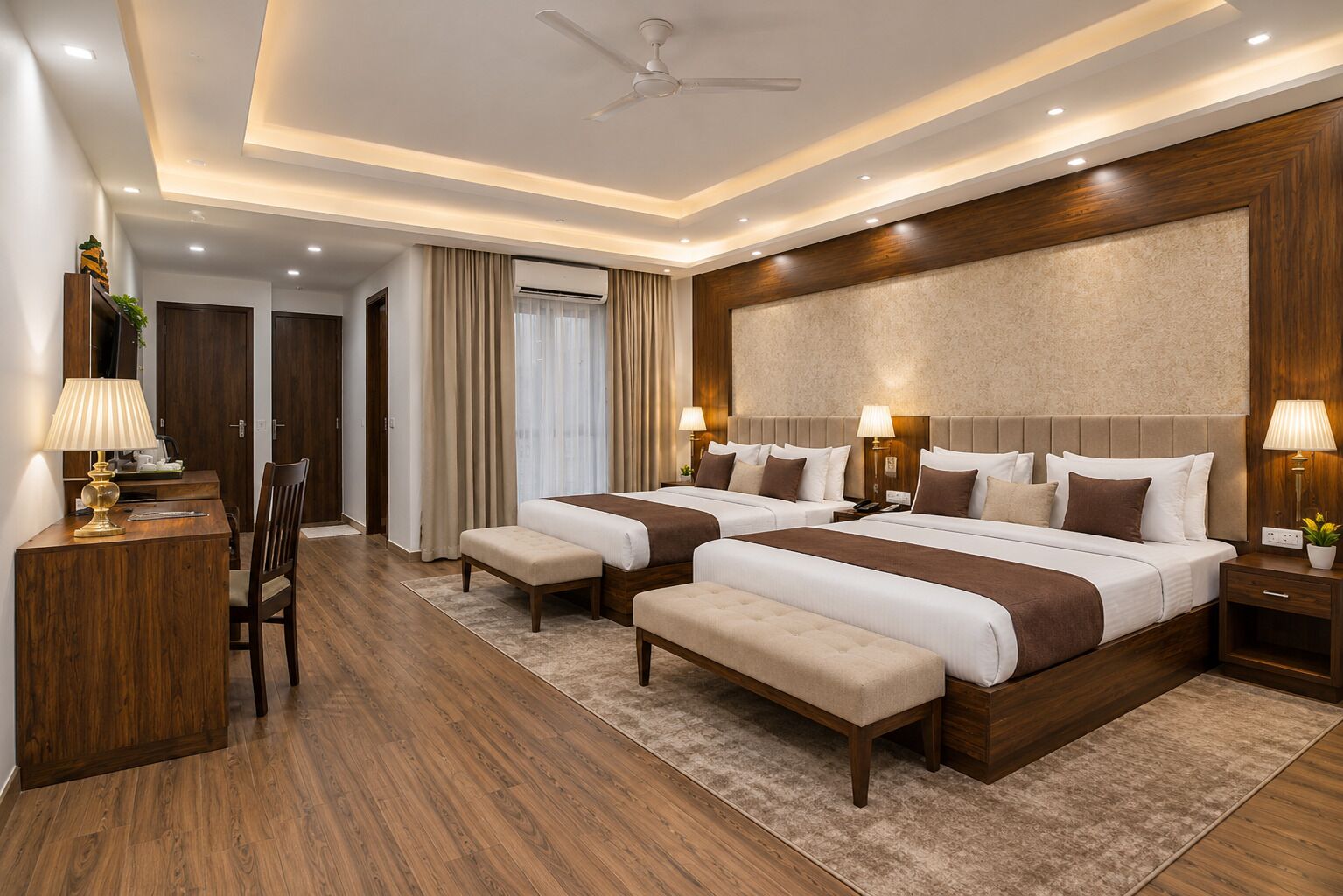 Une chambre d’hôtel avec deux lits, un bureau et une chaise.