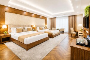 Una camera d'albergo con un letto grande, una scrivania, una sedia e una televisione.