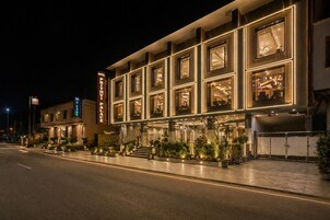 Un hôtel doté d’une façade moderne, de nombreuses fenêtres et d’une entrée bien éclairée.