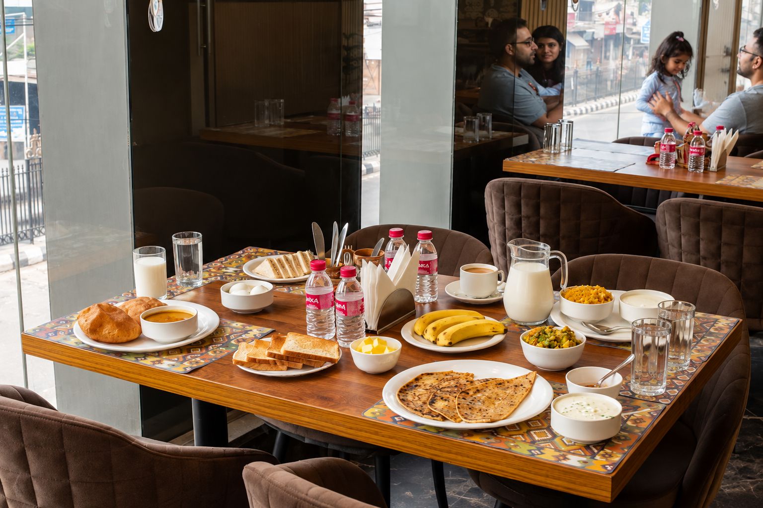 Une table à manger avec des aliments pour le petit-déjeuner, notamment des toasts, des œufs et des boissons.