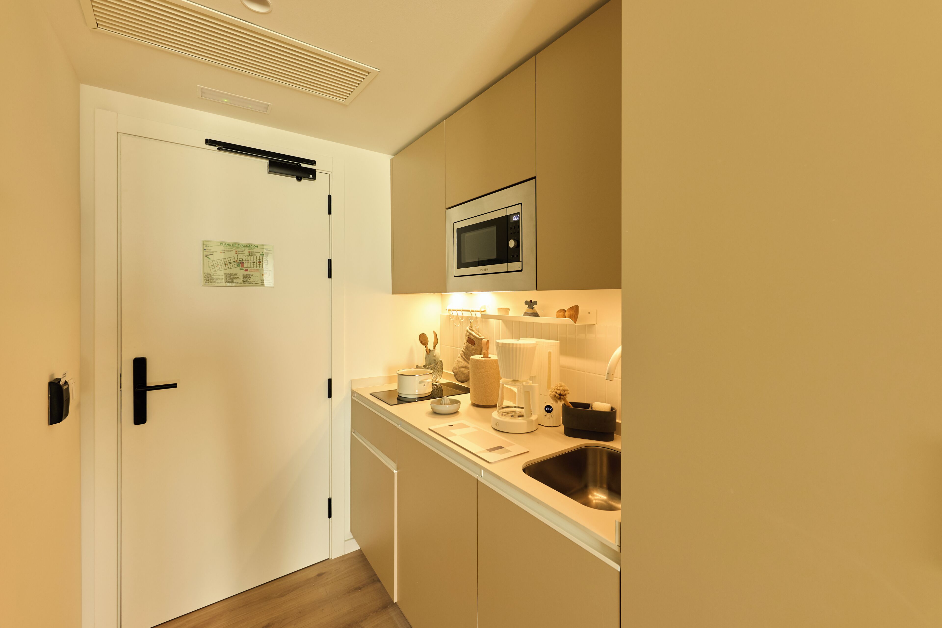 Estudio | Cocina privada | Frigorífico pequeño, microondas, placa de cocina y utensilios de cocina
