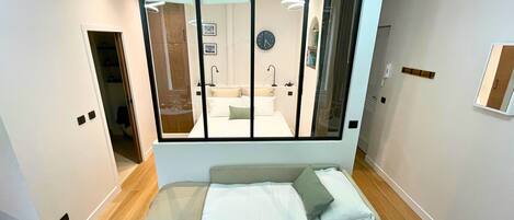 1 slaapkamer, een strijkplank/strijkijzer, gratis wifi, beddengoed