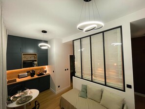 Ein modernes Interieur mit Küche, Essbereich und Sitzgelegenheit.