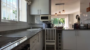 Wasserkocher mit Kaffee-/Teezubehör, Kühlschrank, Mikrowelle, Ofen