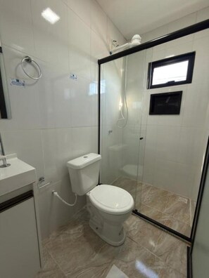 Shower, towels, toilet paper - RioVale Container Lofts (Petrolina)