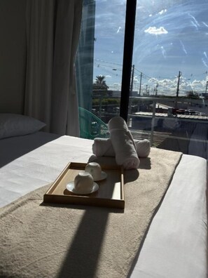 Desk, laptop workspace, blackout curtains, iron/ironing board - RioVale Container Lofts (Petrolina)
