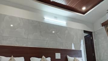 Suite | Premium bedding, rollaway beds, free WiFi, bed sheets