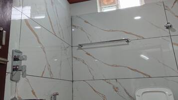 Deluxe Triple Room | Bathroom | Shower, soap, shampoo