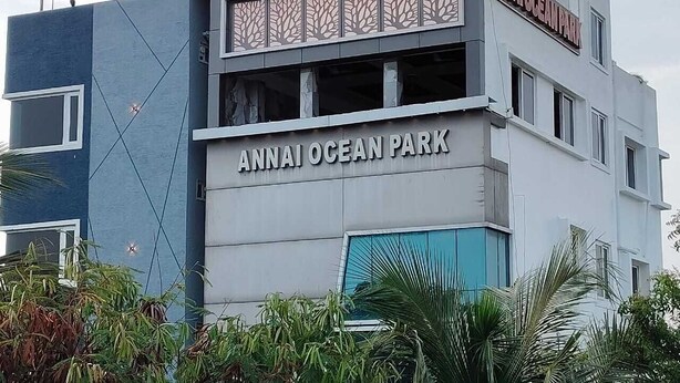 Un edificio con el letrero 'ANNAI OCEAN PARK', que indica un hotel o resort.