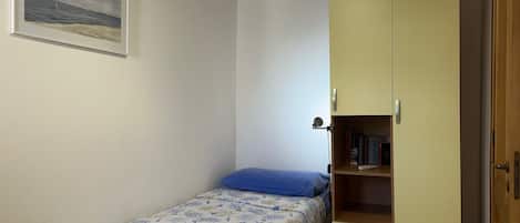 3 habitaciones, tabla de planchar con plancha y ropa de cama