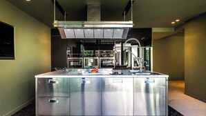 Uma cozinha moderna com eletrodomésticos de aço inoxidável, uma ilha central e um grande janel ão.