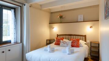 House | 3 bedrooms, iron/ironing board, bed sheets