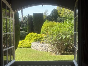 A view through a window with a stone wall and neatly trimmed bushes. - gsbhdfbhdfhfhdf (Mougins)