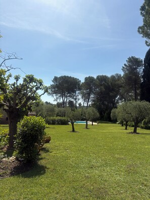 A well-maintained grassy area with several trees and a clear sky. - gsbhdfbhdfhfhdf (Mougins)