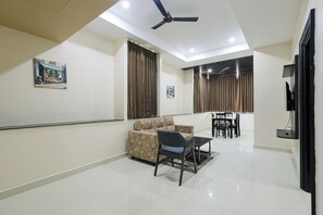 Una sala de estar moderna con un sofá, una mesa de centro y un comedor con sillas y una mesa.