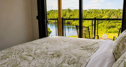 The Rapids|Luxury Waterfront| Hot Tub | Sandy Beach and Resort Access | Kayaks