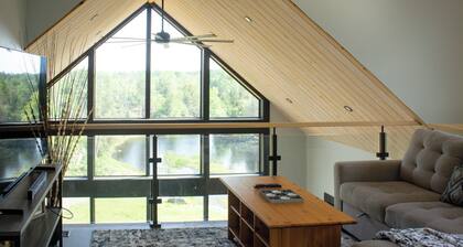 The Rapids|Luxury Waterfront| Hot Tub | Sandy Beach and Resort Access | Kayaks