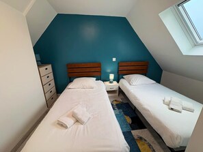 Cottage | 2 bedrooms, individually furnished, iron/ironing board, bed sheets - Coastal Retreat for 4 With Terrace (Landunvez)