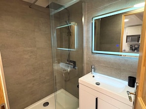Cottage | Phòng tắm | Máy sấy tóc, khăn tắm 