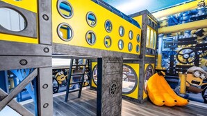 Leikkialue, jonka teemana on Pikku minionit -elokuva, ja jossa on muun muassa liukumäki ja kiipeilytelineitä.