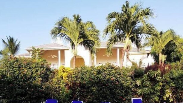 Pool - Shades Apt 1 – Spacious Two-Bedroom Garden Apartment Near the Pool (Saint James)