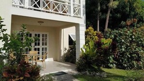 Terrace/patio - Shades Apt 1 – Spacious Two-Bedroom Garden Apartment Near the Pool (Saint James)