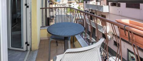 Habitación, balcón | Restaurante al aire libre