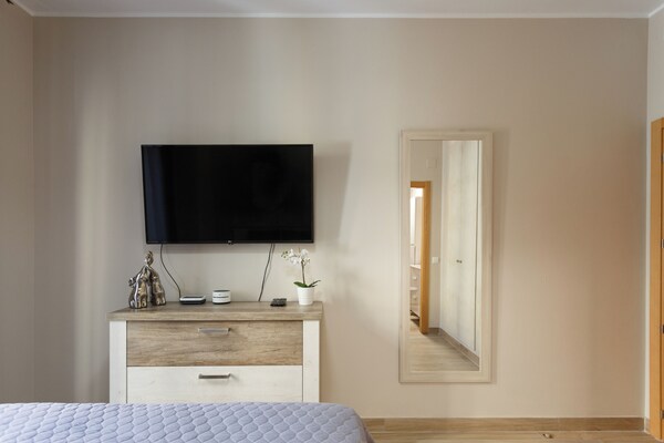 Picasso-style Apartment With Parking - Málaga