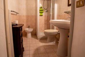 Ein Badezimmer mit Toilette, Bidet und Waschbecken.