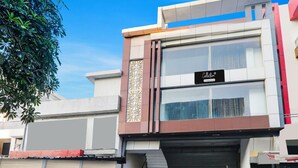 Een modern gebouw met een bord waarop 'Collection & Company Services' staat.