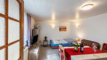 2 bedrooms, WiFi, bed sheets
