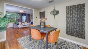 A dining area with a table, chairs, and a decorative vase. - Explore Jax! Convenient Family Home w/ Backyard (Jacksonville)
