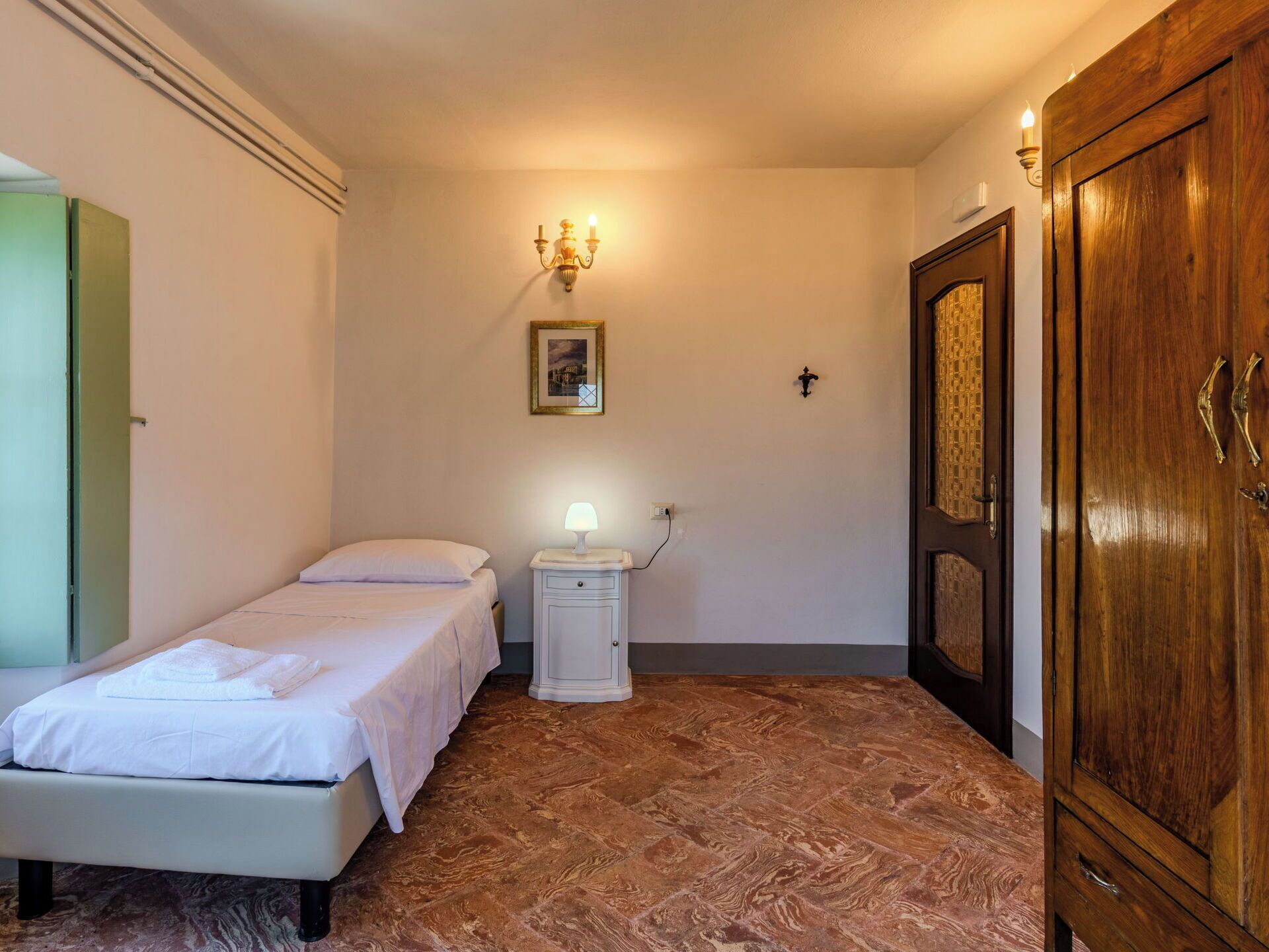 Travel cot, free WiFi, bed sheets