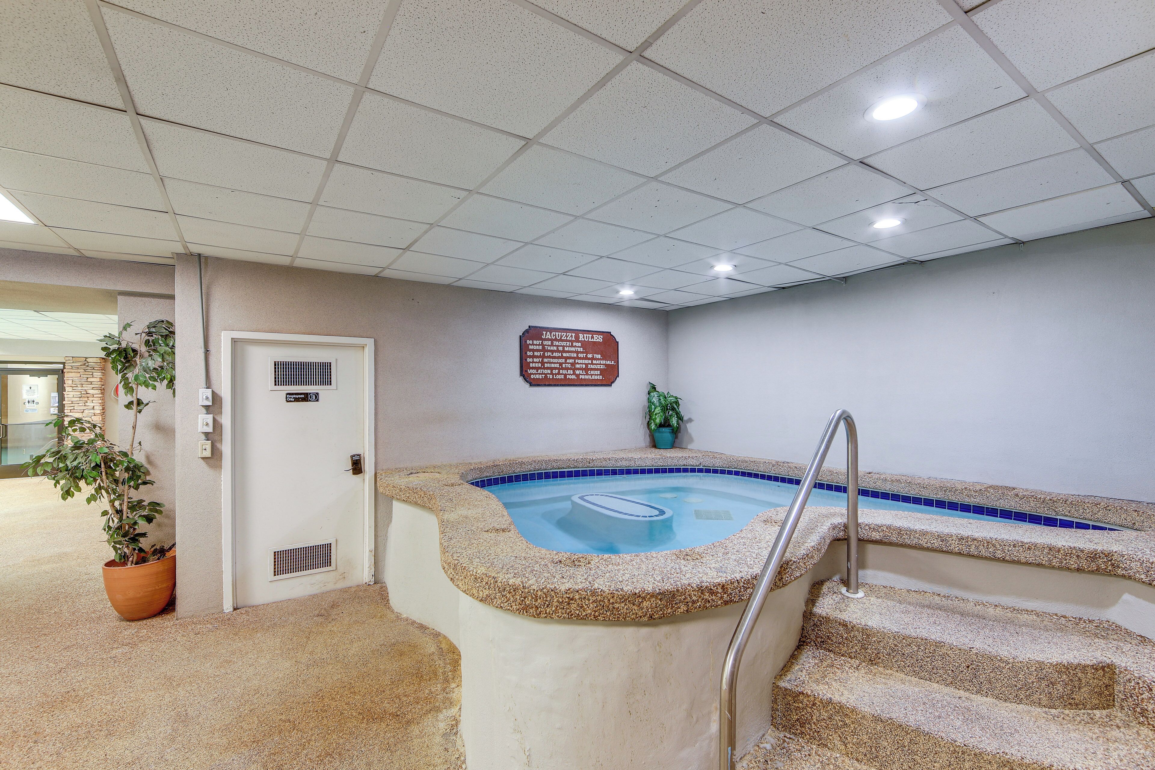 Un espace piscine avec un panneau, des escaliers et une porte.