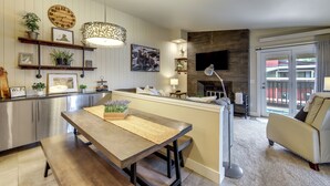 Una cucina moderna con mobili in legno, un tavolo da pranzo e un camino.