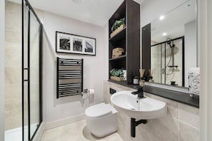 Shower, hair dryer - Luxury Liverpool Waterfront Apartment (Merseyside)