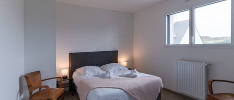 House | 4 bedrooms, iron/ironing board, bed sheets