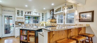 Historic Weatherford Estate w/ Backyard Oasis