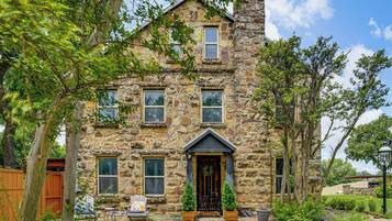 House (4 Bedrooms) | Front of property